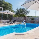Semesterbostad Rider - Two Bedroom With Outdoor Pool Vrpolje