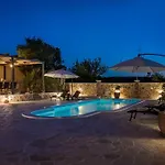 Rider - Two Bedroom With Outdoor Pool