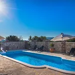 Rider - Two Bedroom With Outdoor Pool * Vrpolje