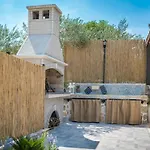 Semesterbostad Rider - Two Bedroom With Outdoor Pool Vrpolje