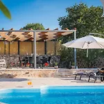 Rider - Two Bedroom With Outdoor Pool Vrpolje