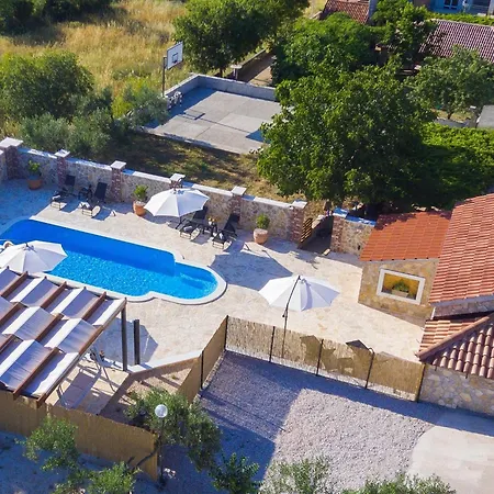 Rider - Two Bedroom With Outdoor Pool Holiday home Vrpolje