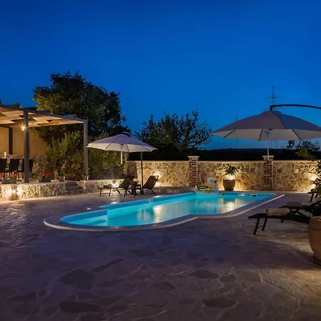 Rider - Two Bedroom With Outdoor Pool