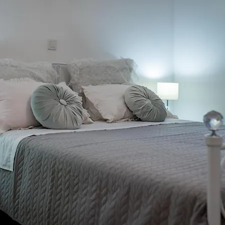 Rider - Two Bedroom With Outdoor Pool Holiday home