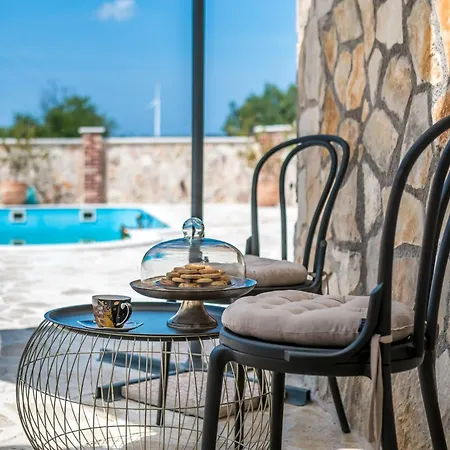 Rider - Two Bedroom With Outdoor Pool Holiday home *