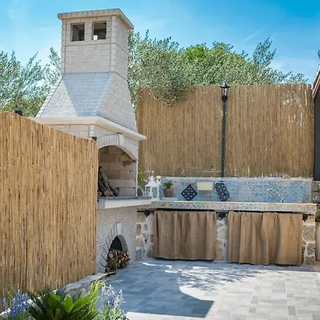 Holiday home Rider - Two Bedroom With Outdoor Pool Vrpolje
