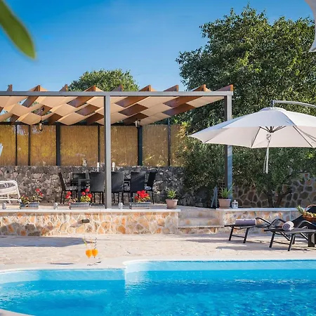 Rider - Two Bedroom With Outdoor Pool Vrpolje
