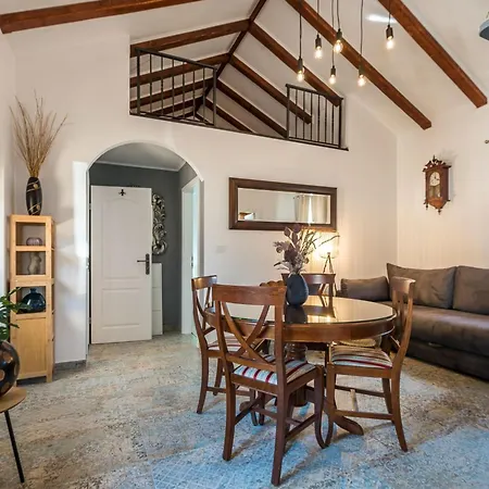 Rider - Two Bedroom With Outdoor Pool Holiday home *