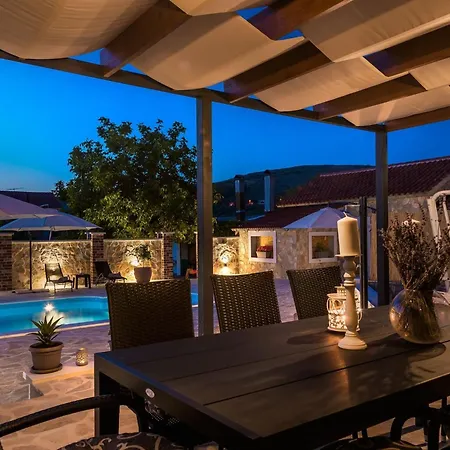 Rider - Two Bedroom With Outdoor Pool * Vrpolje