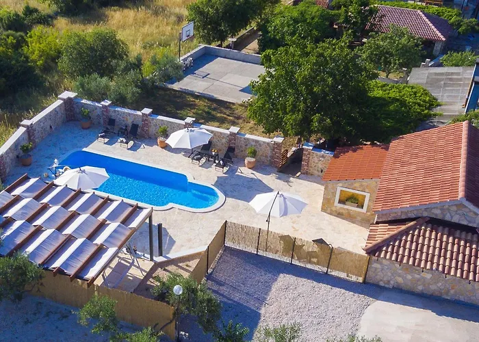 Rider - Two Bedroom With Outdoor Pool Casa vacanze Vrpolje
