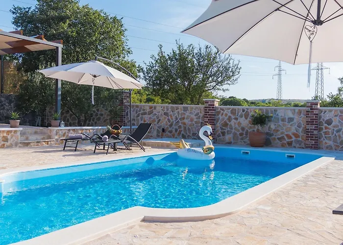Vakantiehuis Rider - Two Bedroom With Outdoor Pool Vrpolje