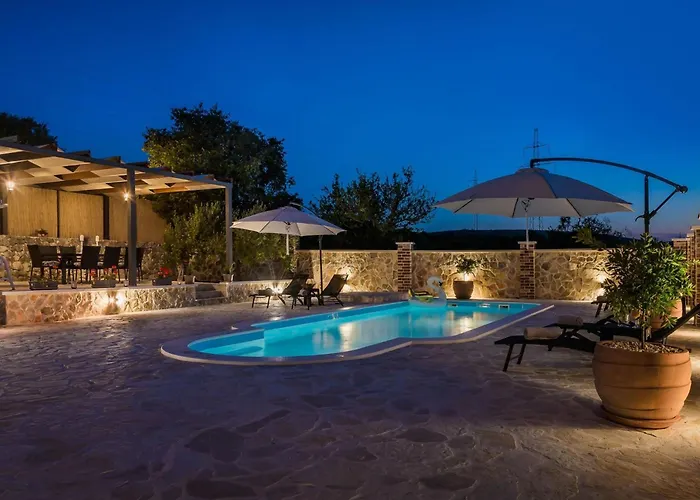 Rider - Two Bedroom With Outdoor Pool