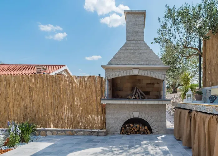 Rider - Two Bedroom With Outdoor Pool