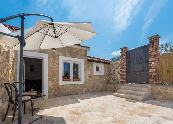 Vakantiehuis Rider - Two Bedroom With Outdoor Pool Vrpolje