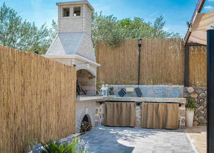 Vakantiehuis Rider - Two Bedroom With Outdoor Pool Vrpolje